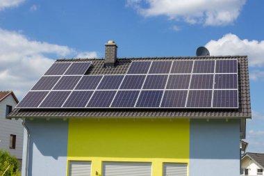 güneş paneli, bahar city stuttgart yakınındaki Güney Alman kırsal köy çatı üzerinde