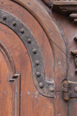 Kilise kahverengi ahşap kapı kolları ile detayları tarihi şehir Güney Almanya