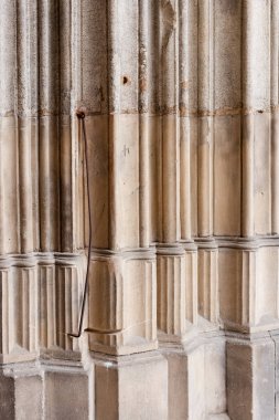 kahverengi ve turuncu gri taş rengi ve yapısı ile Güney Almanya'da Katolik Kilisesi cephe