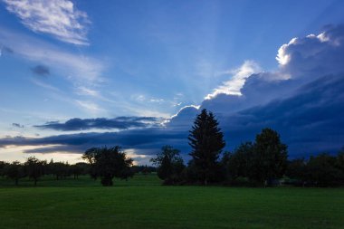 Güney Almanya allgau şehir wangen yakınındaki kırsal tarım arazileri fırtına bulutları havada