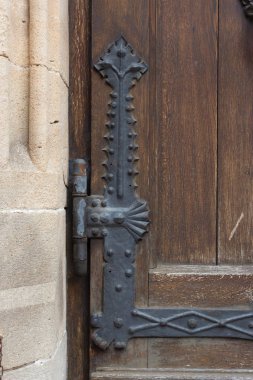 Kilise kahverengi ahşap kapı kolları ile detayları tarihi şehir Güney Almanya