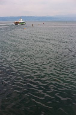 Güney Almanya yaz günü Konstanz Gölü uzaklarda gemilerde