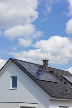 güneş paneli, bahar city stuttgart yakınındaki Güney Alman kırsal köy çatı üzerinde