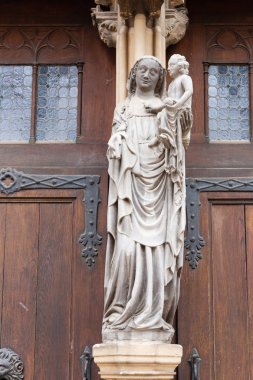 kilise taş sanatı rakamlar ve sütunlar güneye Alman tarihi kent antik cephesinde