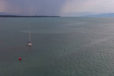 Güney Almanya yaz günü Konstanz Gölü uzaklarda gemilerde
