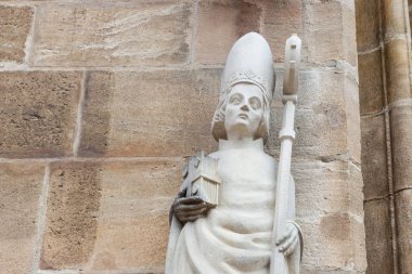 kilise taş sanatı rakamlar ve sütunlar güneye Alman tarihi kent antik cephesinde