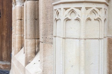 kahverengi ve turuncu gri taş rengi ve yapısı ile Güney Almanya'da Katolik Kilisesi cephe