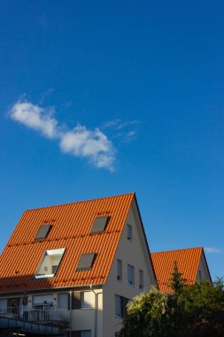 mavi gökyüzü şehir cepheler ve Güney Almanya yaz akşam şehir stuttgart yakınındaki rooftops