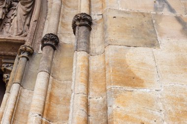 kilise taş sanatı rakamlar ve sütunlar güneye Alman tarihi kent antik cephesinde