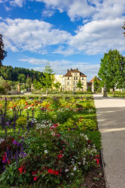 Şehir Parkı çiçek açan çiçekler, Güney Almanya şehir schwaebisch gmuend ilkbaharda, yeşil çim