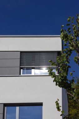 modern evler cepheler sonbahar güneş günü, Güney Almanya küçük kasabasında