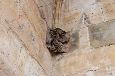 kilise taş sanatı rakamlar ve sütunlar güneye Alman tarihi kent antik cephesinde