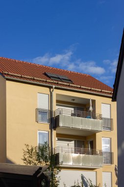 mavi gökyüzü şehir cepheler ve Güney Almanya yaz akşam şehir stuttgart yakınındaki rooftops