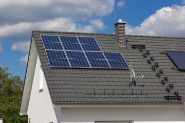 güneş paneli, bahar city stuttgart yakınındaki Güney Alman kırsal köy çatı üzerinde