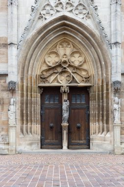 kahverengi ve turuncu gri taş rengi ve yapısı ile Güney Almanya'da Katolik Kilisesi cephe