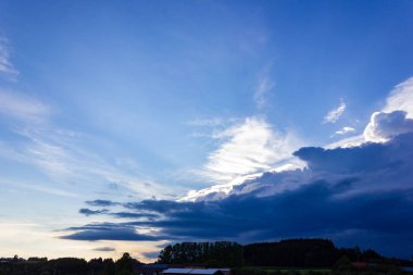 Güney Almanya allgau şehir wangen yakınındaki kırsal tarım arazileri fırtına bulutları havada