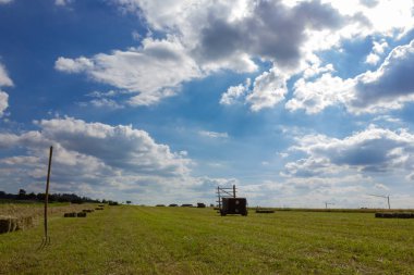 alan ile hey çatal ve makine city stuttgart yakınındaki Güney Alman kırsal mavi gökyüzü altında çiftlik