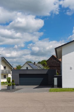 Şehir stuttgart yakınındaki güney Almanya kırsal banliyö sokakta modern siyah garaj