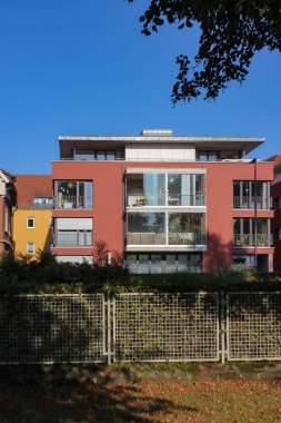 modern evler cepheler sonbahar güneş günü, Güney Almanya küçük kasabasında
