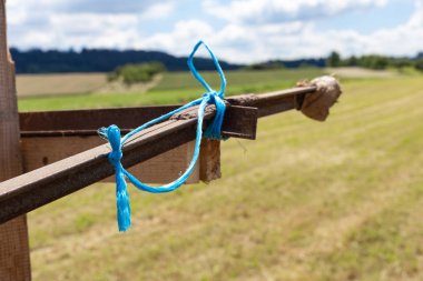 Güney Almanya'da kırsal kırsal çiftliğinde bir römork hasat üzerinde ip düğüm