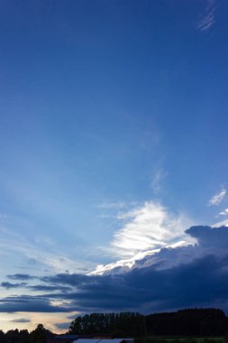 Güney Almanya allgau şehir wangen yakınındaki kırsal tarım arazileri fırtına bulutları havada