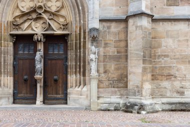kahverengi ve turuncu gri taş rengi ve yapısı ile Güney Almanya'da Katolik Kilisesi cephe
