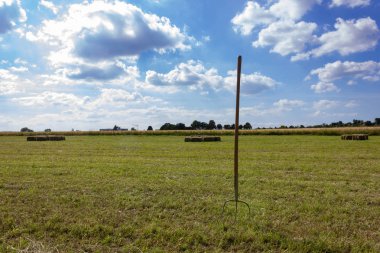 alan ile hey çatal ve makine city stuttgart yakınındaki Güney Alman kırsal mavi gökyüzü altında çiftlik