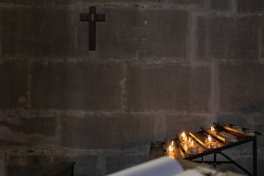 emtpy ziyaretçi defteri beyaz kağıt levha ile Güney Alman tarihi şehir kilisede adak sunak
