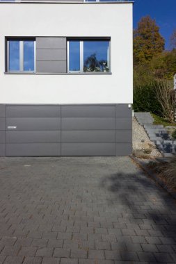 Güney Almanya cuntryside küçük bir kasabada, güneşli bir garaj