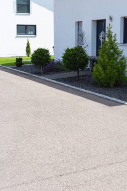 Şehir stuttgart yakınındaki güney Almanya kırsal banliyö sokakta modern siyah garaj