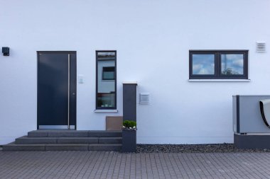 Şehir stuttgart yakınındaki güney Almanya kırsal banliyö sokakta modern siyah garaj