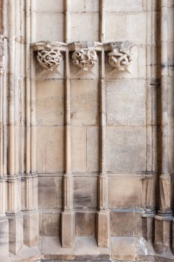 kahverengi ve turuncu gri taş rengi ve yapısı ile Güney Almanya'da Katolik Kilisesi cephe