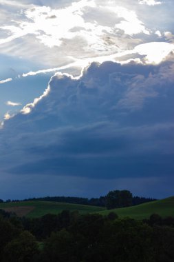 Güney Almanya allgau şehir wangen yakınındaki kırsal tarım arazileri fırtına bulutları havada