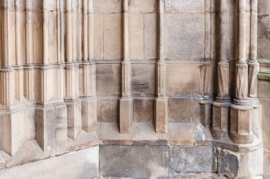 kahverengi ve turuncu gri taş rengi ve yapısı ile Güney Almanya'da Katolik Kilisesi cephe