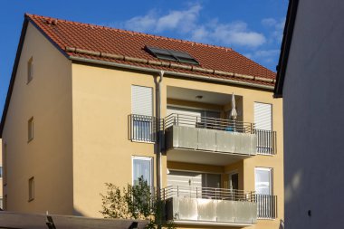mavi gökyüzü şehir cepheler ve Güney Almanya yaz akşam şehir stuttgart yakınındaki rooftops