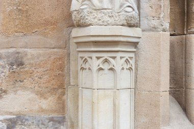 kilise taş sanatı rakamlar ve sütunlar güneye Alman tarihi kent antik cephesinde