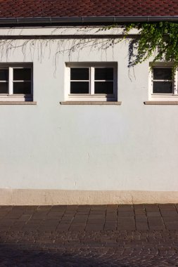 parlak bir şehir üzerinde yeşil sarmaşık duvar Güney Almanya alan schwaebisch gmuend içinde gün ışığı bir akşam