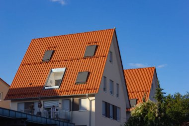 mavi gökyüzü şehir cepheler ve Güney Almanya yaz akşam şehir stuttgart yakınındaki rooftops