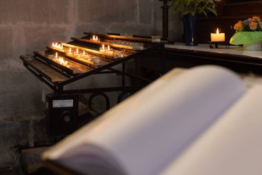 emtpy ziyaretçi defteri beyaz kağıt levha ile Güney Alman tarihi şehir kilisede adak sunak