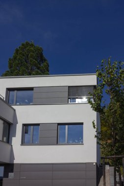 modern evler cepheler sonbahar güneş günü, Güney Almanya küçük kasabasında