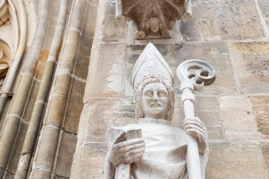 kilise taş sanatı rakamlar ve sütunlar güneye Alman tarihi kent antik cephesinde