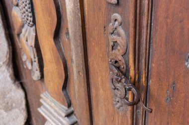 Kilise kahverengi ahşap kapı kolları ile detayları tarihi şehir Güney Almanya