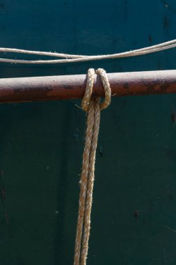 Güney Almanya'da kırsal kırsal çiftliğinde bir römork hasat üzerinde ip düğüm