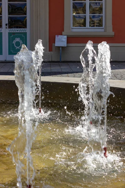 南ドイツ都市 Schwaebisch Gmuend で春日照日ロココ都市公園の歴史的な噴水 — ストック写真