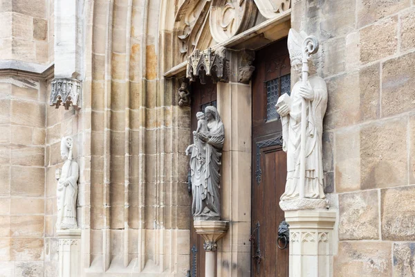 Igreja Pedra Arte Figuras Colunas Fachada Antiga Sul Cidade Histórica — Fotografia de Stock