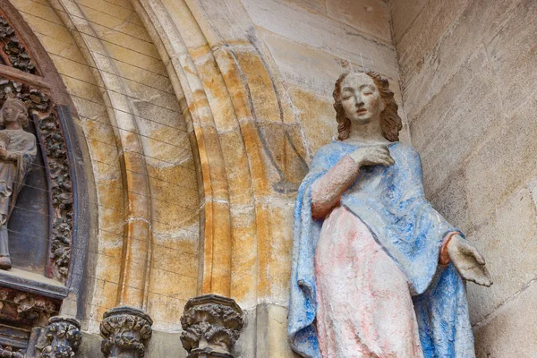 Figura Virgen Antigua Pared Iglesia Ciudad Histórica Del Sur Alemania —  Fotos de Stock