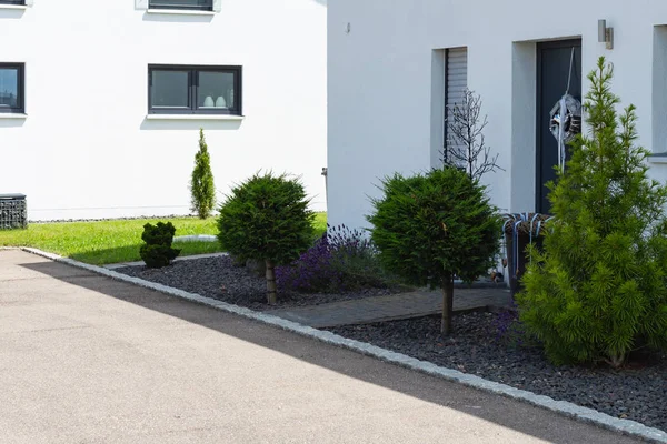 Moderne Schwarze Garage Der Vorstadtstraße Süddeutschland Bei Stuttgart — Stockfoto