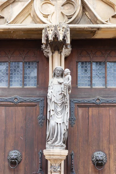德意志历史名城古立面上的教堂石艺人物与柱子 — 图库照片