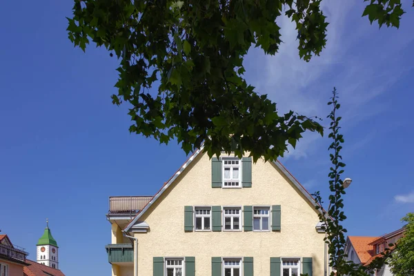 南ドイツの都市のファサード青空サンシャインの夏の日にバイエルンの町ヴァンゲン — ストック写真