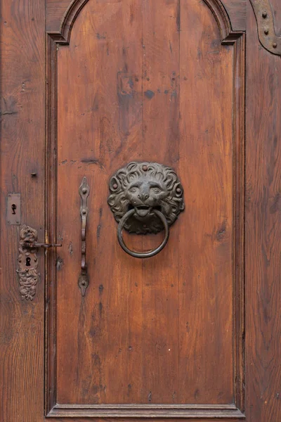 Pintu Kayu Gereja Coklat Dengan Pegangan Rincian Kota Bersejarah Selatan — Stok Foto